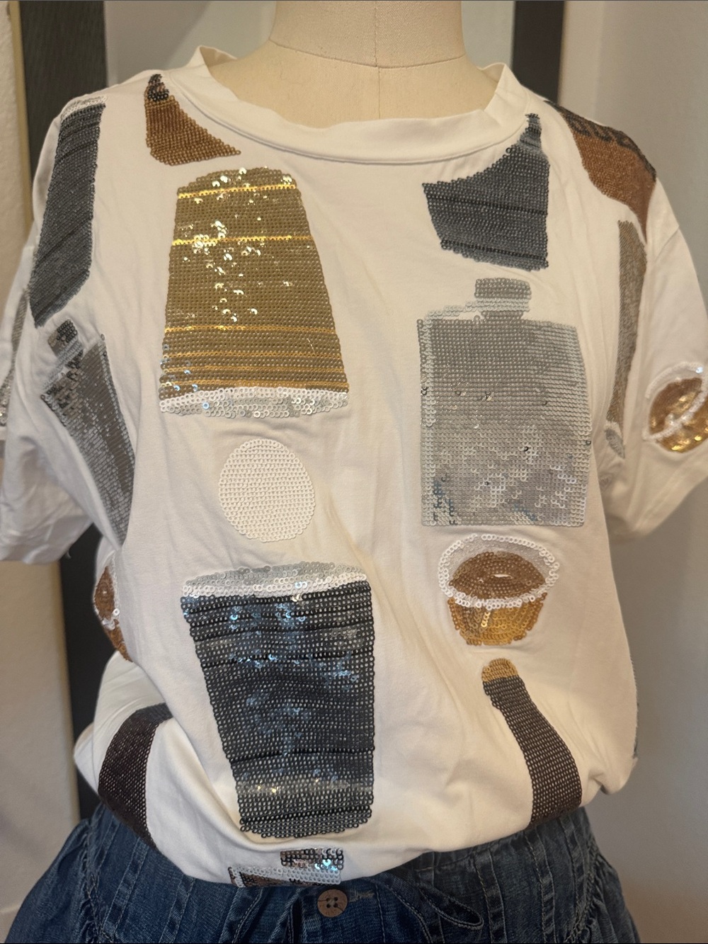 QUEEN OF SPARKLES White Sequin Graphic Short Sleeve Tee